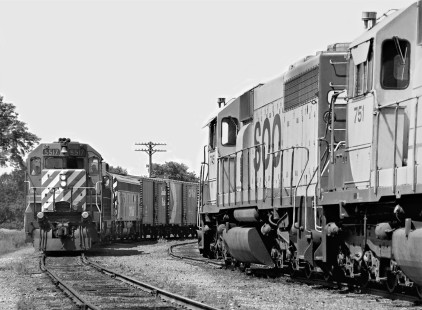 Southbound Canadian Pacific Railway freight train arrives in Noyes, Minnesota, while Soo Line Railroad crew takes a break in July 1977. Photograph by J. Parker Lamb, © 2017, Center for Railroad Photography and Art. Lamb-02-106-12