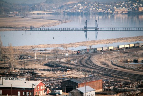 Westbound Southern Pacific Railroad freight train passing through Klamath Falls, Oregon, on April 18, 1975. Photograph by John F. Bjorklund, © 2016, Center for Railroad Photography and Art. Bjorklund-84-12-04