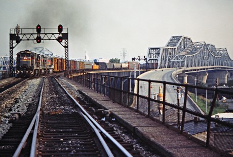 Southbound Seaboard System Railroad freight train on Chesapeake and Ohio Railway crossing Ohio River at Covington, Kentucky, on August 26, 1984. Photograph by John F. Bjorklund, © 2016, Center for Railroad Photography and Art. Bjorklund-71-12-12