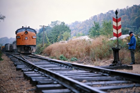 Northbound Milwaukee Road freight train in Eckards, Iowa, on September 30, 1977. Photograph by John F. Bjorklund, © 2016, Center for Railroad Photography and Art. Bjorklund-65-22-15