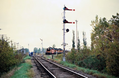 Westbound Milwaukee Road freight train in Ramsey, Minnesota, on September 29, 1977. Photograph by John F. Bjorklund, © 2016, Center for Railroad Photography and Art. Bjorklund-65-20-13