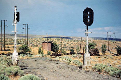 Ex-Milwaukee Road roadbed and signals in Beverly, Washington, on July 8, 1983. Photograph by John F. Bjorklund, © 2016, Center for Railroad Photography and Art. Bjorklund-69-09-04