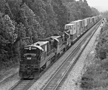 Southbound Norfolk Southern Railway stack train approaches Meridian, Mississippi, behind units from Norfolk and Western Railway, Southern Railway and NS in August 1987. Photograph by J. Parker Lamb, © 2017, Center for Railroad Photography and Art. Lamb-02-121-01