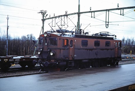 Swedish State Railways electric locomotive no. 927 waits next to a flatbed freight car in Kiruna, Norrbotten, Sweden, on June 5, 1989. This photograph is taken as the photographer travels the areas of Boden, Sweden and Nordland, Norway. Photograph by Fred M. Springer, © 2014, Center for Railroad Photography and Art. Springer-Scan-Swiss-York-06-28