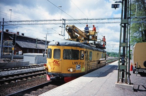 Electric line car no. 4114 and workers in Katrineholm, Södermanland, Sweden, on May 27, 1996. Photograph by Fred M. Springer, © 2014, Center for Railroad Photography and Art. Springer-So.Africa-NOR-SWE-15-36