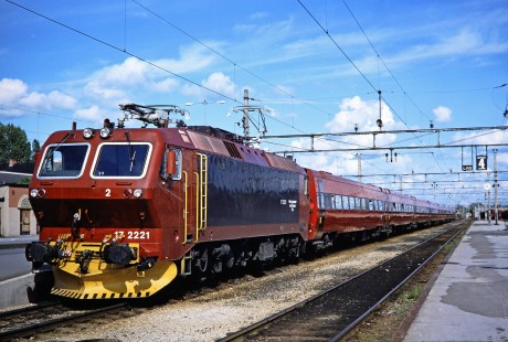 Norwegian State Railways electric locomotive no. 17-2221 waits next to track 4 in Hamar, Hedmark, Norway, on June 10, 1989. Photograph by Fred M. Springer, © 2014, Center for Railroad Photography and Art. Springer-Scan-Swiss-York-10-35