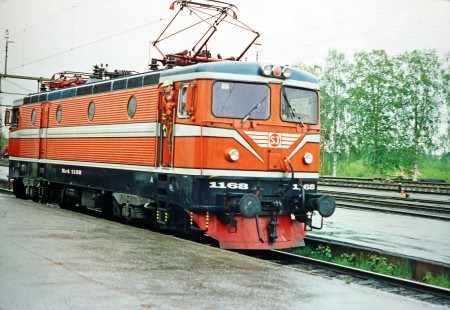 Swedish State Railways electric locomotive no. 1168 and worker in Boden, Norrbotten, Sweden, on June 5, 1989. Photograph by Fred M. Springer, © 2014, Center for Railroad Photography and Art. Springer-Scan-Swiss-York-05-05