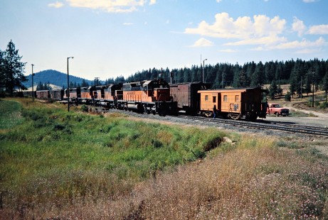 Eastbound and westbound Milwaukee Road freight trains meet in Plummer, Washington, on August 9, 1978. Photograph by John F. Bjorklund, © 2016, Center for Railroad Photography and Art. Bjorklund-67-09-23