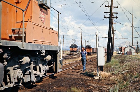 Milwaukee Road crewman at Butte, Montana, on July 21, 1973. Photograph by John F. Bjorklund, © 2016, Center for Railroad Photography and Art. Bjorklund-64-04-04