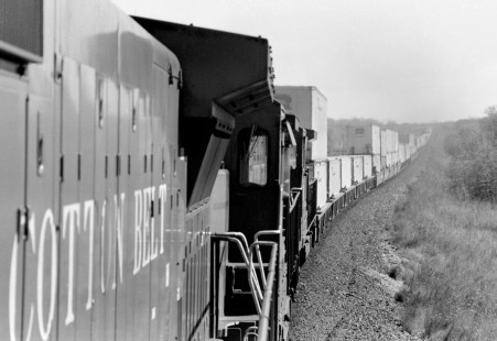 Rearward view of Southern Pacific Railroad's <i>Memphis Blue Streak Merchandise</i>  as it approaches Luling, Texas, in September 1990. Photograph by J. Parker Lamb, © 2017, Center for Railroad Photography and Art. Lamb-02-123-09