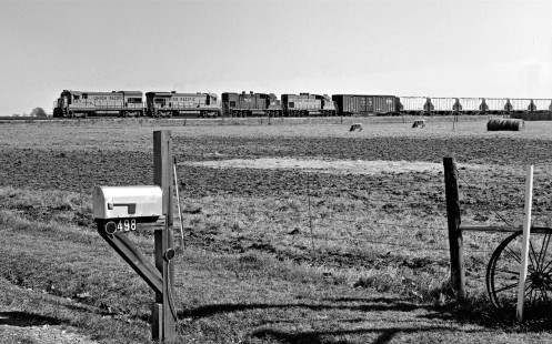 Northbound empty Union Pacific Railroad grain train departs Taylor, Texas, in May 1983. Photograph by J. Parker Lamb, © 2017, Center for Railroad Photography and Art. Lamb-02-121-02