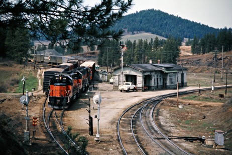 Eastbound Milwaukee Road freight train at Plummer, Idaho, on April 30, 1975. Photograph by John F. Bjorklund, © 2016, Center for Railroad Photography and Art. Bjorklund-64-22-14