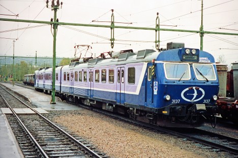 Swedish State Railways electric multiple unit (EMU) no. 3137, "Gabriel Jonsson," stands by a platform in Gällivare, Sweden on June 5, 1989. This photograph is taken as the photographer travels the areas of Boden, Sweden and Nordland, Norway. Photograph by Fred M. Springer, © 2014, Center for Railroad Photography and Art. Springer-Scan-Swiss-York-06-35