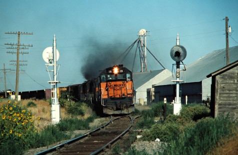 Eastbound Milwaukee Road freight train at Warden, Washington, on August 9, 1978. Photograph by John F. Bjorklund, © 2016, Center for Railroad Photography and Art. Bjorklund-67-09-09