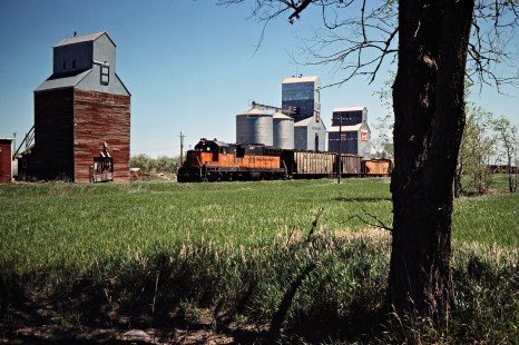 Westbound Milwaukee Road local work train at Mount Vernon, South Dakota, on May 19, 1978. Photograph by John F. Bjorklund, © 2016, Center for Railroad Photography and Art. Bjorklund-66-17-07