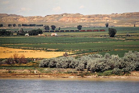 Eastbound Milwaukee Road coal train with Yellowstone River in Kinsey, Montana, on July 18, 1980. Photograph by John F. Bjorklund, © 2016, Center for Railroad Photography and Art. Bjorklund-68-23-18