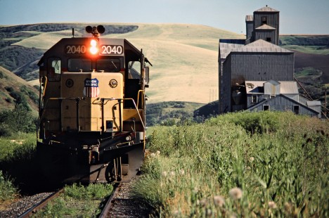 Camas Prairie Railroad freight train, owned and operated by Burlington Northern Railroad and Union Pacific Railroad, at Sweetwater, Idaho, on July 1, 1988. Photograph by John F. Bjorklund, © 2016, Center for Railroad Photography and Art. Bjorklund-93-17-15