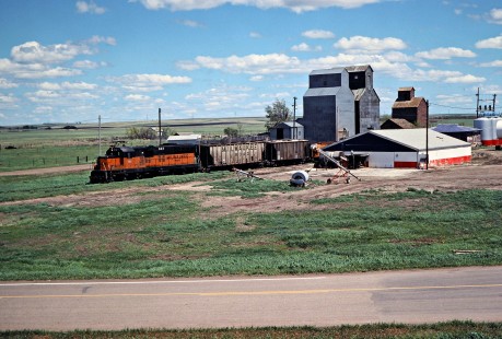 Westbound Milwaukee Road local work train at Pukwana, South Dakota, on May 19, 1978. Photograph by John F. Bjorklund, © 2016, Center for Railroad Photography and Art. Bjorklund-66-17-02