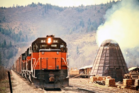 Eastbound Milwaukee Road freight train in Calder, Idaho, on April 29, 1975. Photograph by John F. Bjorklund, © 2016, Center for Railroad Photography and Art. Bjorklund-64-21-10