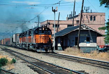 Eastbound Milwaukee Road freight train at Kittitas, Washington, on August 8, 1978. Photograph by John F. Bjorklund, © 2016, Center for Railroad Photography and Art. Bjorklund-67-04-12