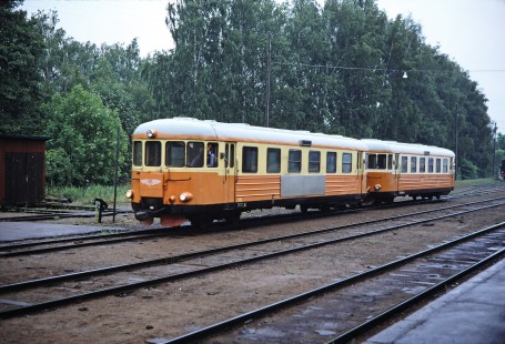 Norsholm–Västervik–Hultsfreds Järnvägar diesel railcars no. 888 and no. 893 move along the tracks to Kalmar, Sweden, on June 3, 1989. Photograph by Fred M. Springer, © 2014, Center for Railroad Photography and Art. Springer-Scan-Swiss-York-05-42