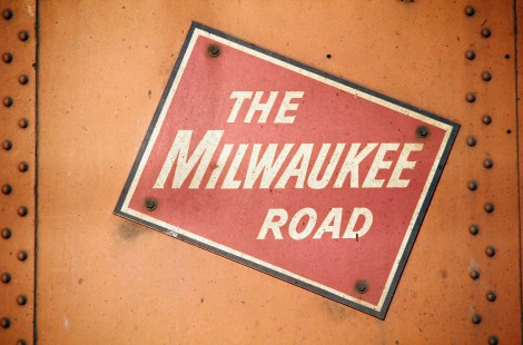 Milwaukee Road logo in Butte, Montana, on July 9, 1973. Photograph by John F. Bjorklund, © 2016, Center for Railroad Photography and Art. Bjorklund-63-18-10
