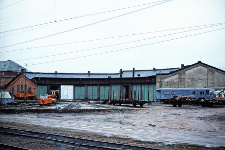 A long shot of a working Swedish State Railways roundhouse and turntable in Gällivare, Norrbotten, Sweden on June 5, 1989. This photograph is taken as the photographer travels the areas of Boden, Sweden and Nordland, Norway. Photograph by Fred M. Springer, © 2014, Center for Railroad Photography and Art. Springer-Scan-Swiss-York-06-33
