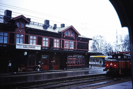 Statens Järnvägar station at Gällivare, Norrbotten, Sweden, on June 1, 1996. Photograph by Fred M. Springer, © 2014, Center for Railroad Photography and Art. Springer-So.Africa-NOR-SWE-16-39