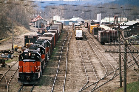 Eastbound Milwaukee Road freight train at St. Maries, Idaho, on April 30, 1975. Photograph by John F. Bjorklund, © 2016, Center for Railroad Photography and Art. Bjorklund-64-22-06