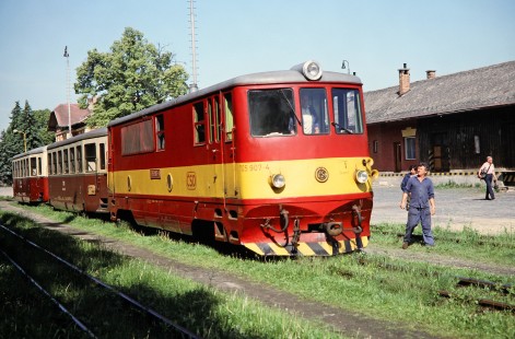 Československé Státní Dráhy (Czech Railways) diesel locomotive no. 705-907-4 and workers at a station in the Czech Republic on May 30, 1993. Photograph by Fred M. Springer, © 2014, Center for Railroad Photography and Art.Springer-Europe-14-02