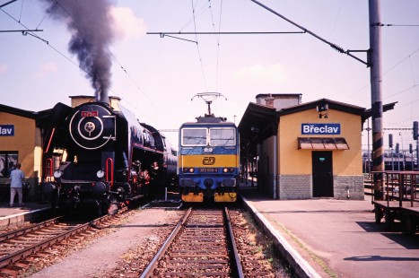 České Dráhy Railway 4-8-2 steam locomotives no. 475-101 and electric no. 363 008-4 pull in alongside each other at Břeclav Railway Station in Břeclav, South Moravian, Czech Republic, on May 20, 2001. Photograph by Fred M. Springer, © 2014, Center for Railroad Photography and Art. Springer-Austria-15-10