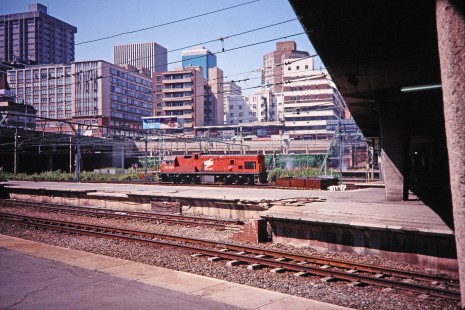 South African Railway (formerly Spoornet) diesel locomotive no. 35-436 moves out of the station in Johannesburg, Gauteng, South Africa, on March 17, 1995. Photograph by Fred M. Springer, © 2014, Center for Railroad Photography and Art. Springer-So.Africa(1)-07-33