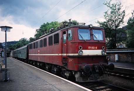 An electric locomotive, no. 171-012-8, stopped at the platform in Blankenberg, Czech Republic, on May 28, 1993. Photograph by Fred M. Springer, © 2014, Center for Railroad Photography and Art. Springer-Europe-14-38
