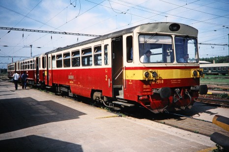 Československé Státní Dráhy (Czech Railways) railcar no. 810-251-9 and its drivers prepare for the passengers and the day's travel in the area of Veseli, Czech Republic, on May 30, 1993. Photograph by Fred M. Springer, © 2014, Center for Railroad Photography and Art. Springer-Europe-16-11
