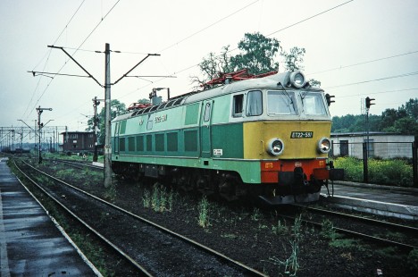 Polskie Koleje Państwowe (Polish State Railways) electric locomotive no. ET22-581 at the platform in Rzepin, Greater Poland, Poland, on May 22, 1993. Photograph by Fred M. Springer, © 2014, Center for Railroad Photography and Art. Springer-Europe-04-01