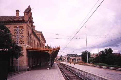 A long shot of the Renfe Operadora station platform at Toledo, Spain, on July 6, 2001. Photograph by Fred M. Springer, © 2014, Center for Railroad Photography and Art. Springer-Spain-BNSF-02-12