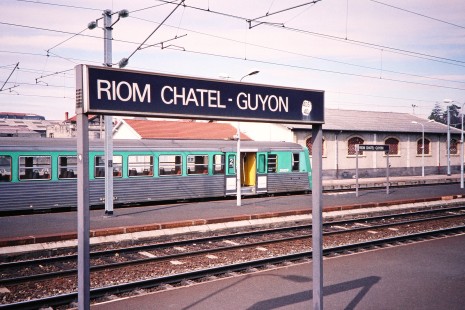 Close-up of the platform station sign at Riom Chatel-Guyon, France, on March 1, 1999. Photograph by Fred M. Springer, © 2014, Center for Railroad Photography and Art. Springer-FRA-SD&AE-C&TS(1)-02-28