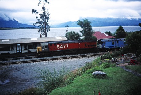 New Zealand Rail diesel locomotive no. 5477 in Moana, West Coast, New Zealand, on January 16, 1996. Photograph by Fred M. Springer, © 2014, Center for Railroad Photography and Art. Springer-NZ(2)-16-31