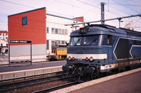 National Society of French Railways (Société nationale des chemins de fer français) electric locomotive no. 67505 waits at the Clermont-Ferrand station in Clermont-Ferrand, France, on March 1, 1999. Photograph by Fred M. Springer, © 2014, Center for Railroad Photography and Art. Springer-FRA-SD&AE-C&TS(1)-02-24