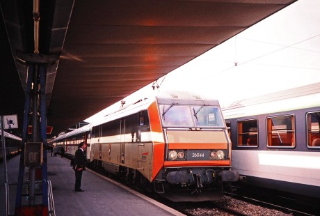 Electric locomotive no. 26044 waits as the driver and conductor speak over a station platform in Paris, Ile-de-France, France, on February 28, 1999. Photograph by Fred M. Springer, © 2014, Center for Railroad Photography and Art. Springer-FRA-SD&AE-C&TS(1)-01-08