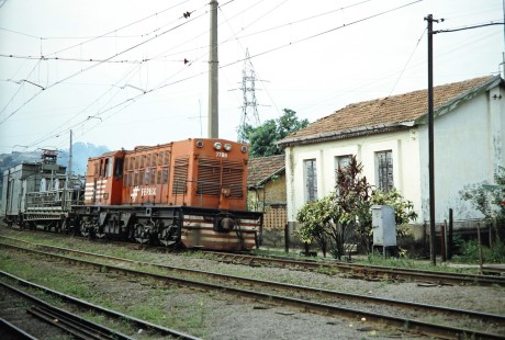 Ferrovia Paulista S.A. (later merged with RFFSA) diesel locomotive no. 7789 passes a house on its journey in Valinhos, Sao Paulo, Brazil, on October 30, 1990. Photograph by Fred M. Springer, © 2014, Center for Railroad Photography and Art. Springer-PA-BR-SOAM-ME-ARG2-07-09