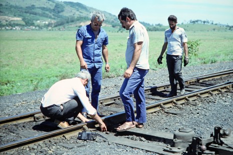 Four train crew members work on a switch in Guarita, Brazil, on October 28, 1990. Photograph by Fred M. Springer, © 2014, Center for Railroad Photography and Art. Springer-PA-BR-SOAM-ME-ARG2-04-38