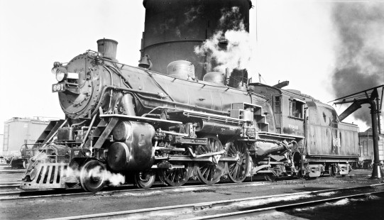 Wabash Railroad engine no. 661 (4-6-2) stopping for water at Decatur, Illinois, on October 24, 1946. Photograph by Robert A. Hadley, © 2017, Center for Railroad Photography and Art. Hadley-09-106-04