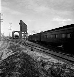 Ann Arbor Railroad pulling Michigan Wabash cars at coaling tower in Chilson, Michigan. Photograph by Robert A. Hadley, © 2017, Center for Railroad Photography and Art. Hadley 01-047-04