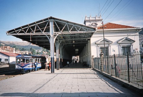 The busy main platform of La Paz Station in La Paz, Aymara, Bolivia, on October 2, 1992. Photograph by Fred M. Springer, © 2014, Center for Railroad Photography and Art. Springer-ARG-PA-CHI-BO2-14-11