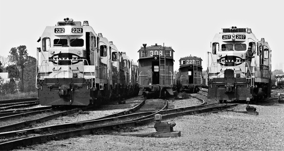 Northbound Atchison, Topeka and Santa Fe Railway freight trains depart from yard in Sommerville, Texas, as switch crew takes a break in August 1973. Photograph by J. Parker Lamb, © 2016, Center for Railroad Photography and Art. Lamb-02-067-06