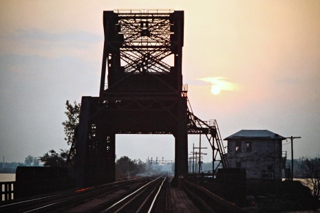 Conrail drawbridge in Port Clinton, Ohio, on October 22, 1977. Photograph by John F. Bjorklund, © 2016, Center for Railroad Photography and Art. Bjorklund-80-28-08