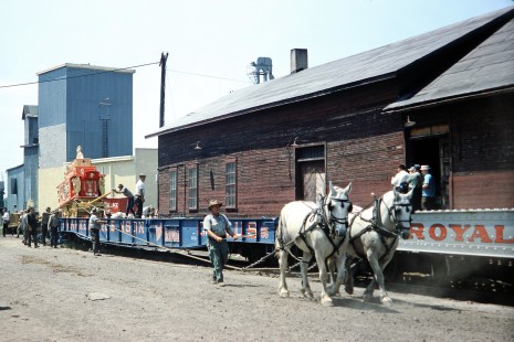 Workers at Circus World Museum at Baraboo, Wisconsin, using horses to load wagons onto the Milwaukee circus train on June 29 1970. Photograph by Thomas F. McIlwraith, McIlwraith-01-028-09, © 2018, Center for Railroad Photography & Art, <a href="http://www.railphoto-art.org" rel="noreferrer nofollow">www.railphoto-art.org</a>
