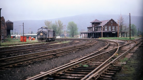 Baltimore and Ohio Railroad F7 diesel locomotive no. 4587 and station in Salamanca, New York, on May 17, 1974. Photograph by Thomas F. McIlwraith, McIlwraith-01-030-18, © 2018, Center for Railroad Photography & Art, <a href="http://www.railphoto-art.org" rel="noreferrer nofollow">www.railphoto-art.org</a>