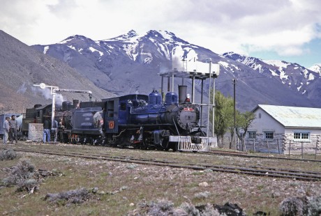 Viejo Expreso Patagónico (Old Patagonian Express) steam locomotives nos. 4 and 114 at head of mixed freight and passenger train in Mamuel Choique, Río Negro, Argentina, on October 30, 1995. Photograph by Fred M. Springer.  © 2014, Center for Railroad Photography and Art, Springer-CHI-ARG1-11-32